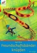 Freundschaftsbänder knüpfen.