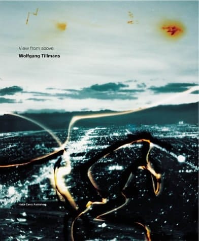 Wolfgang Tillmans Vue d'en haut : Exposition, Deichtorhallen, Hamburg, 28 septembre 2001-13 janvier 2002, Castello di Rivoli - Museo d'Arte Contemporanea, Rivoli-Turin, 18 février-5 mai 2002, Palais de Tokyo, Site de création contemporaine, Paris, 1er juin-15 septembre 2002, Louisiana Museum of Modern Art, Humlebaek, 11 octobre 2002-19 janvier 2003