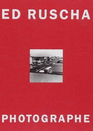 Ed Ruscha photographe exposition présentée à Paris à la Galerie nationale du Jeu de Paume du 31 janvier au 30 avril 2006 ; à Zurich (Suisse) au Kunsthaus du 19 mai au 13 août 2006 ; à Cologne (Allemagne) au Museum Ludwig du 2 septembre au 26 novembre 2006