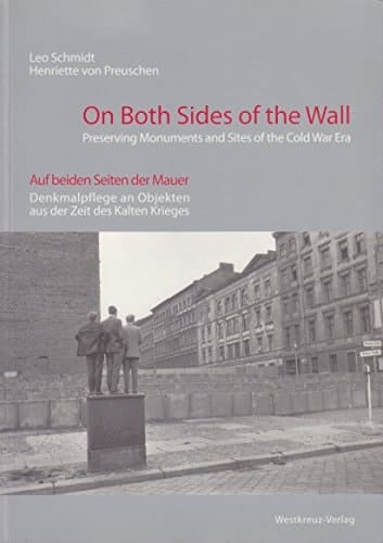 Auf Beiden Seiten Der Mauer
