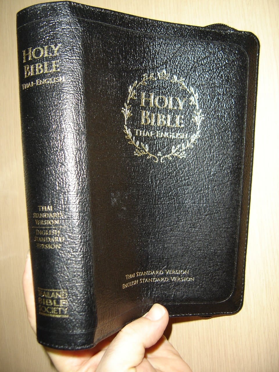 Thai - English ESV Bilingual Black Leather Bound Bible, Golden Edges, Zipper / THSV-ESV 57 Z DI / Thai Standard Version - English Standard Version / TSV - ESV / 2016 print