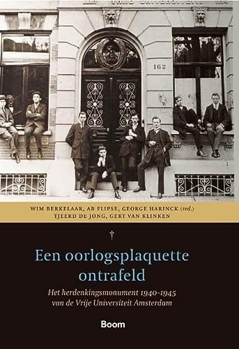 Een oorlogsplaquette ontrafeld het herdenkingsmonument 1940-1945 van de Vrije Universiteit Amsterdam