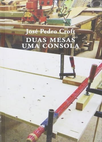 Duas mesas, uma consola