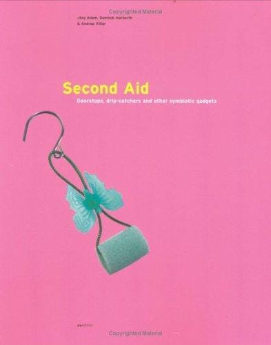 Second aid: Doorstops, drip catchers and other symbiotic gadgets. This publication accompanies the Exhibition Helfershelfer - T urbremse, Tropfenf anger und Andere Obligate Symbionten