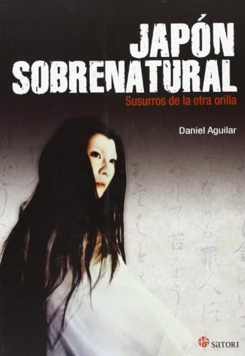 En el bosque, bajo los cerezos en flor