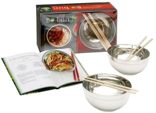 Coffret Bo bun 1 livre de 30 recettes, 2 bols pour les présenter, 2 paires de baguettes en bambou