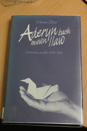 Aderyn bach mewn llaw cerddi 1976-90