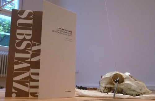 An die Substanz das Material in der zeitgenössischen Kunst ; [anlässlich der Ausstellung An die Substanz. Das Material in der Zeitgenössischen Kunst, 4. August - 27. Oktober 2013, Syker Vorwerk - Zentrum für Zeitgenössische Kunst ; Chris Bierl ...]