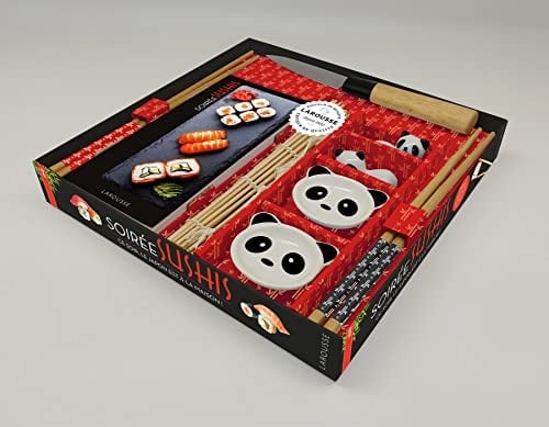 Soirée sushis Ce soir, le Japon est à la maison ! Coffret avec 1 couteau, 1 natte en bambou, 2 repose-baguettes, 2 coupelles à sauce et 2 paires de baguettes