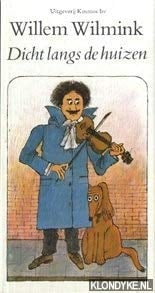 Dicht langs de huizen