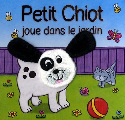 Petit Chiot joue dans le jardin