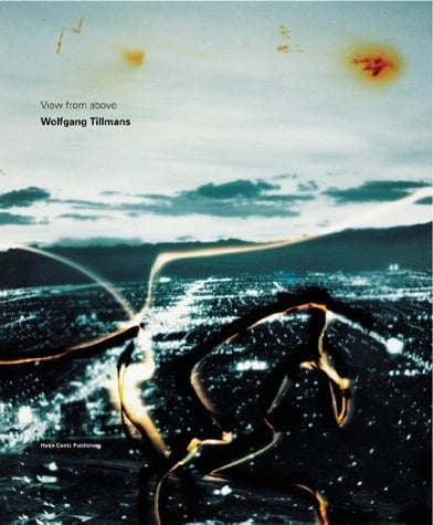Wolfgang Tillmans Vue d'en haut : Exposition, Deichtorhallen, Hamburg, 28 septembre 2001-13 janvier 2002, Castello di Rivoli - Museo d'Arte Contemporanea, Rivoli-Turin, 18 février-5 mai 2002, Palais de Tokyo, Site de création contemporaine, Paris, 1er juin-15 septembre 2002, Louisiana Museum of Modern Art, Humlebaek, 11 octobre 2002-19 janvier 2003