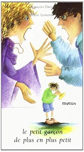 Le petit garçon de plus en plus petit