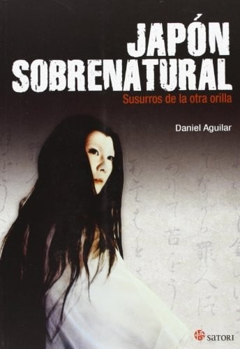 En el bosque, bajo los cerezos en flor