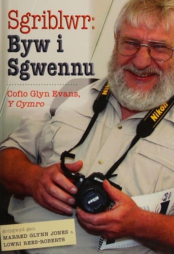 Sgriblwr: byw i sgwennu ; cofio Glyn Evans, Y Cymro